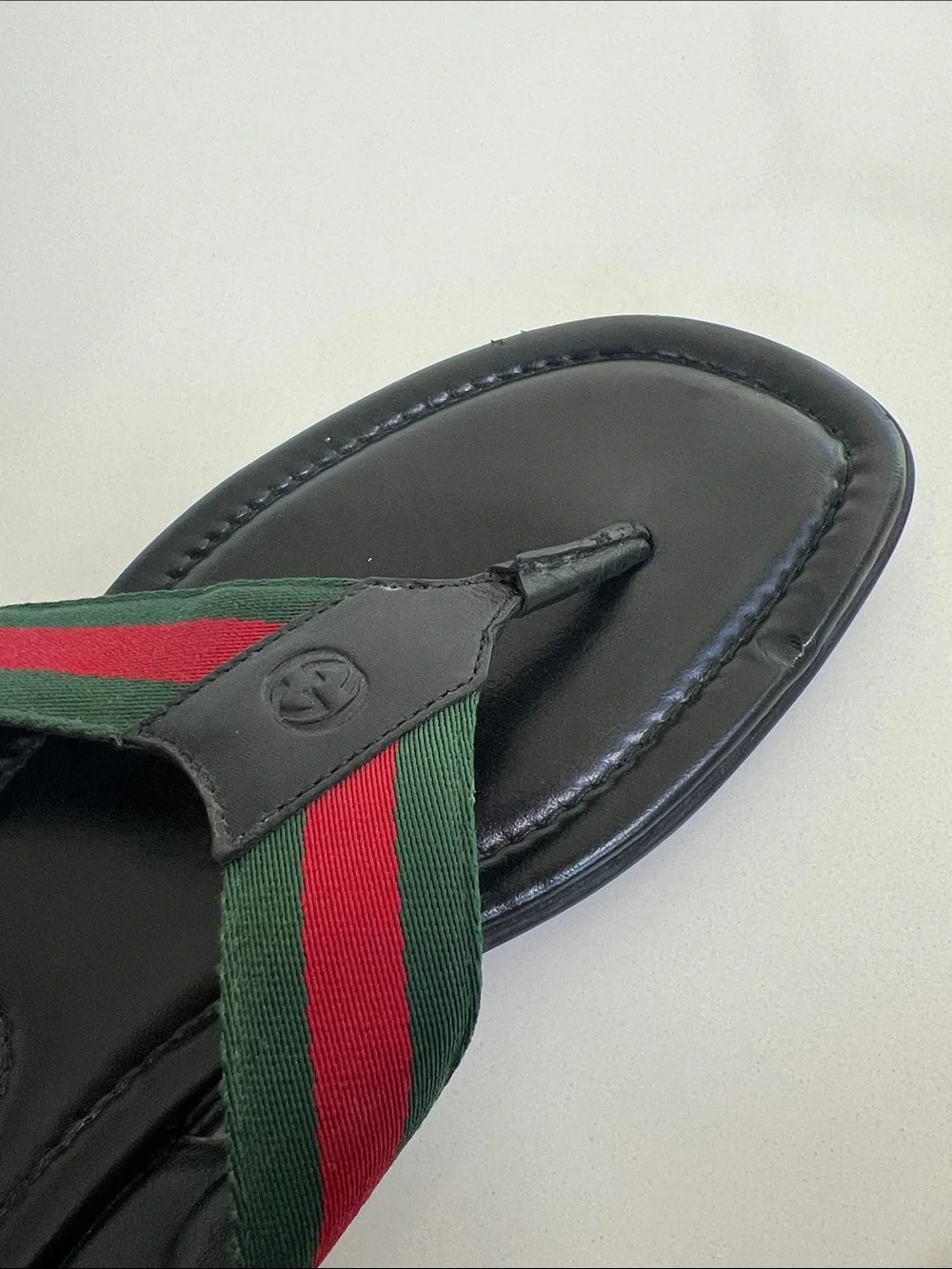 Gucci red and green striped web black leather sandals flip flops men’s 6